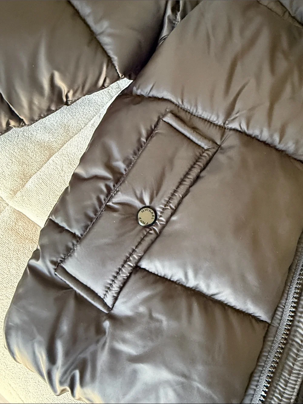 Michael Kors Kids Hooded Puffer Jacket in Black with Tan Lining. Size 5/6